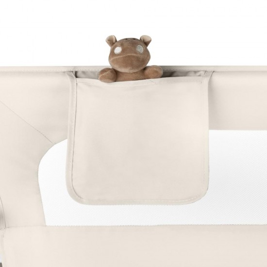 Protecție laterală pat, Cori Beige 150 cm, înălțime reglabilă 50-65 cm, cu plasă respirabilă și un buzunar